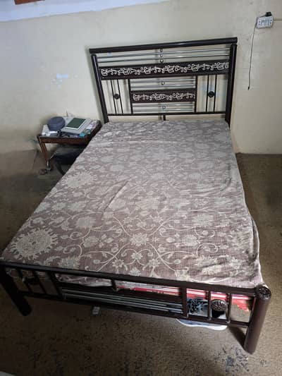 Iron bed 10/10 condition with out mattress
