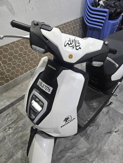 Honda icon:e bilkul new