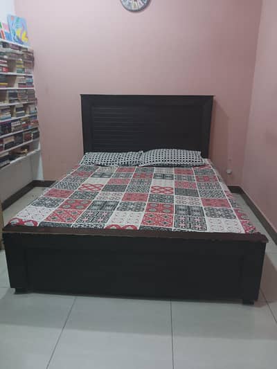 double bed without side tables
