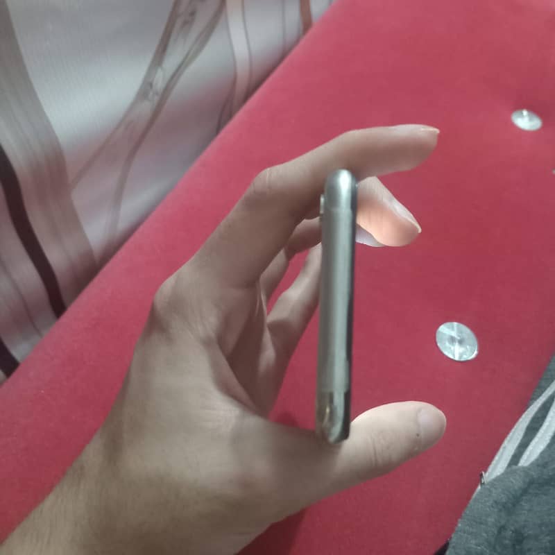 Apple iPhone X 4