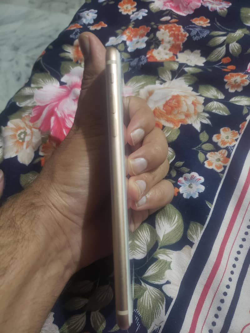 Apple iPhone 8 Plus 3