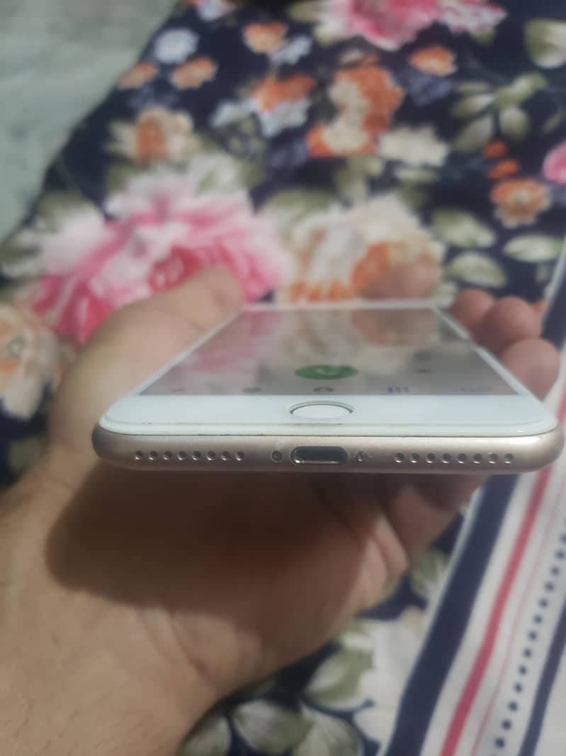 Apple iPhone 8 Plus 4