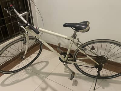 WHITE RENAULT CYCLE WITH THIN TYRES AND GEAR