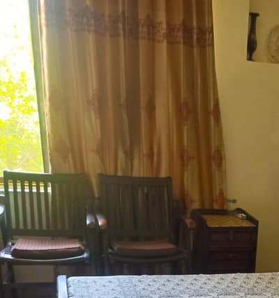 2x single bed, side tables, dressing table, bedroom chairs.