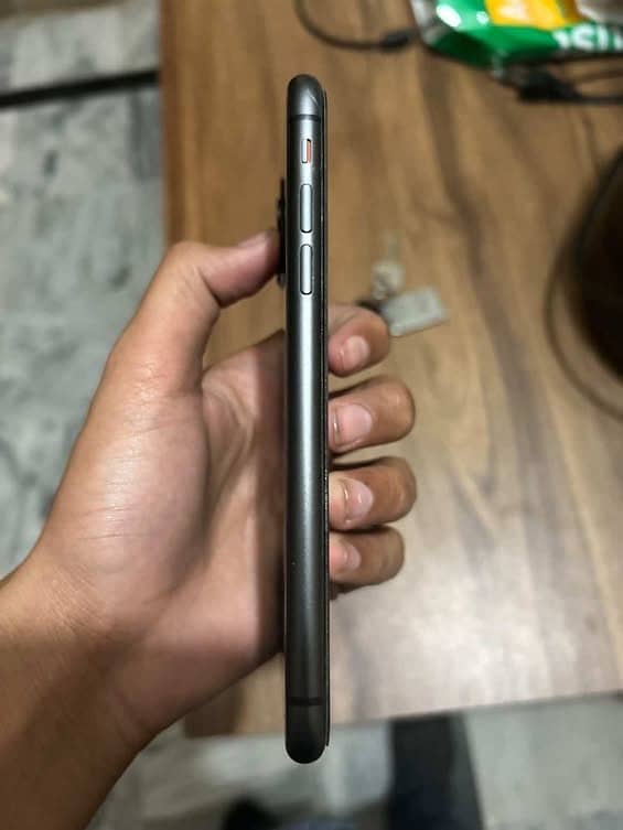 Apple iPhone 11 4