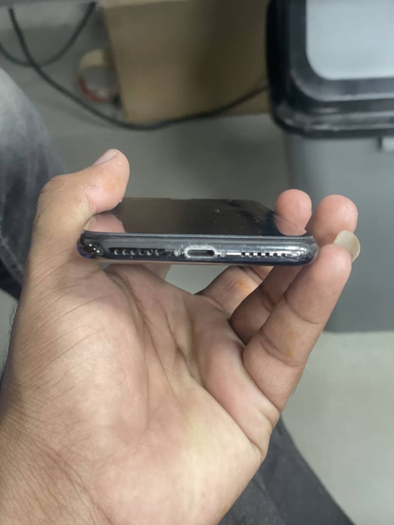 Apple iPhone X 4