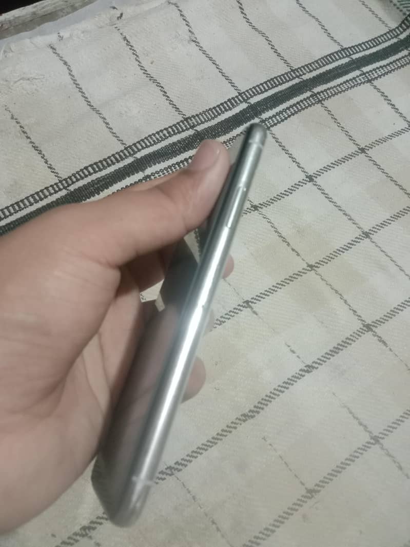 Apple iPhone X 4
