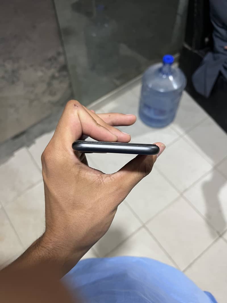 Apple iPhone 11 4