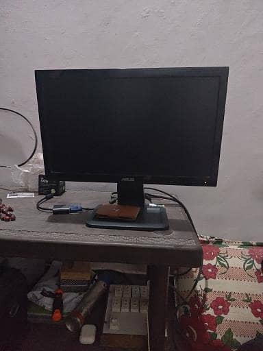 Asus LED 19 inches screen corner main minnor shade ha baqi 1 dam fit