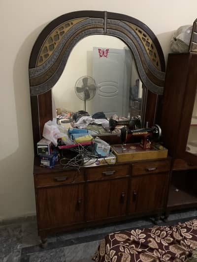 Dressing and showcase