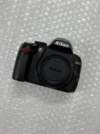 Nikon D3000 DSLR Camera Body Only – Dead LCD but Fully Functiona