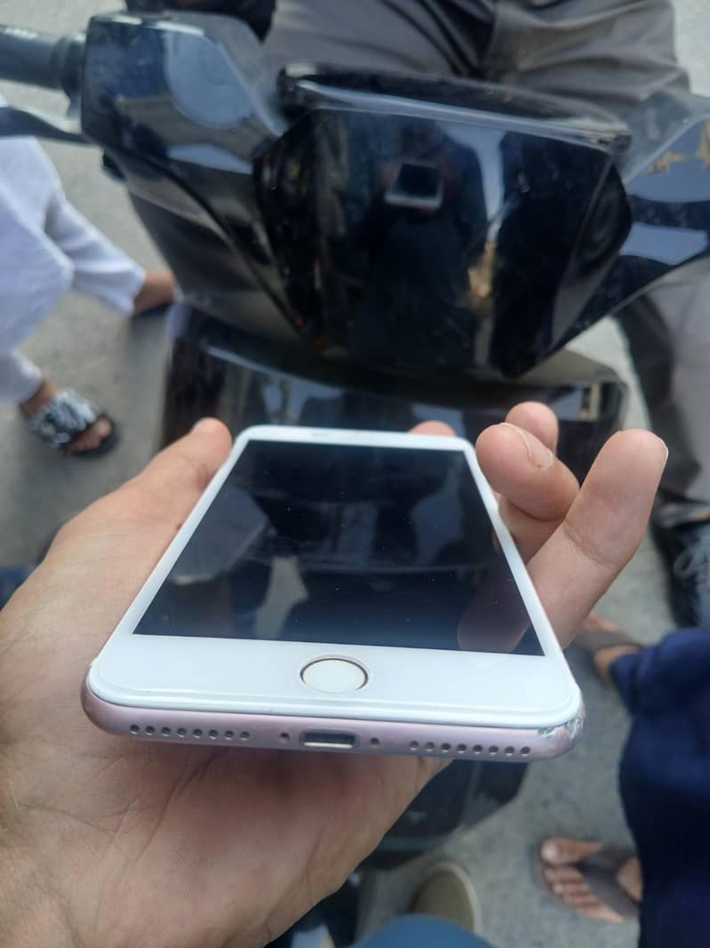 Apple iPhone 7 Plus 0