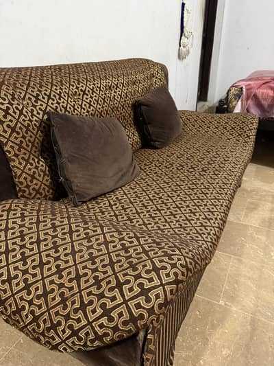 7 seater sofa set and center table in good condition for sell
