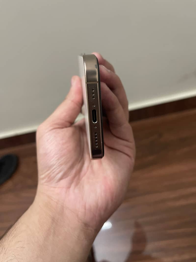 Apple iPhone 16 Pro 4