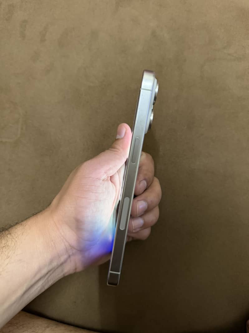 Apple iPhone 15 Pro Max 4