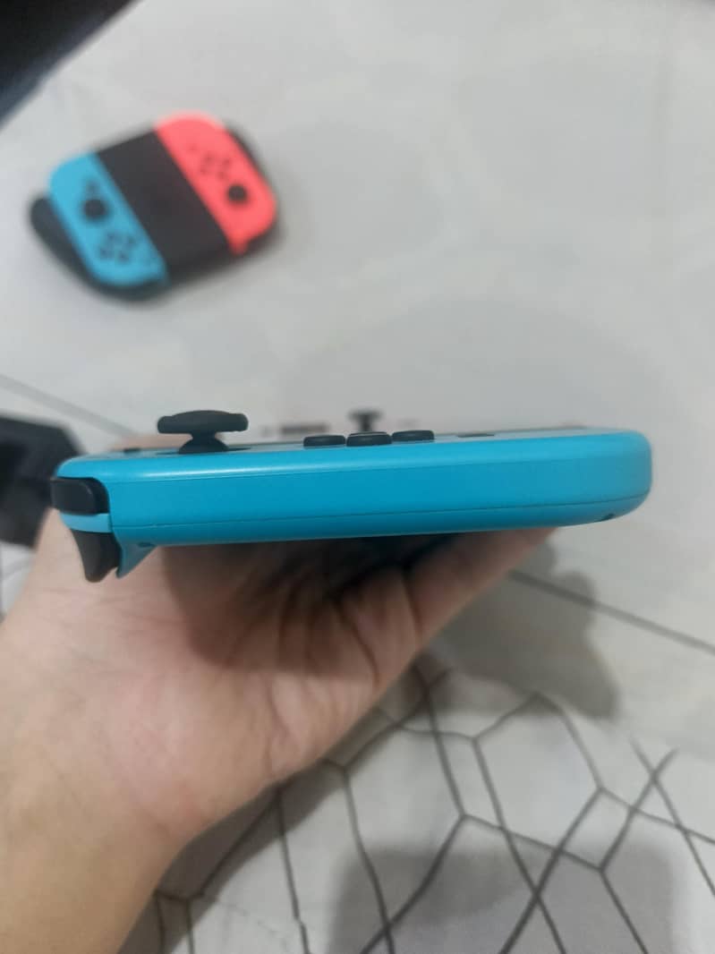 Nintendo Switch v2 + accessories 7