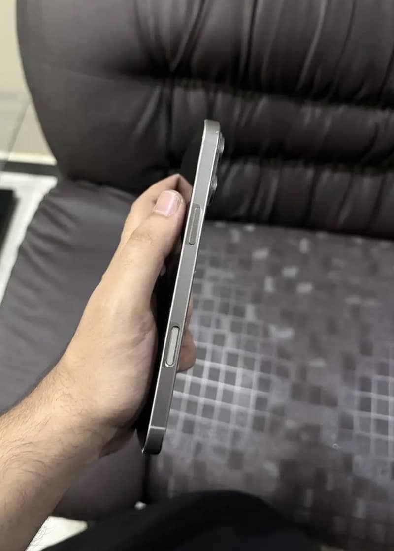 Apple iPhone 16 Pro Max 1