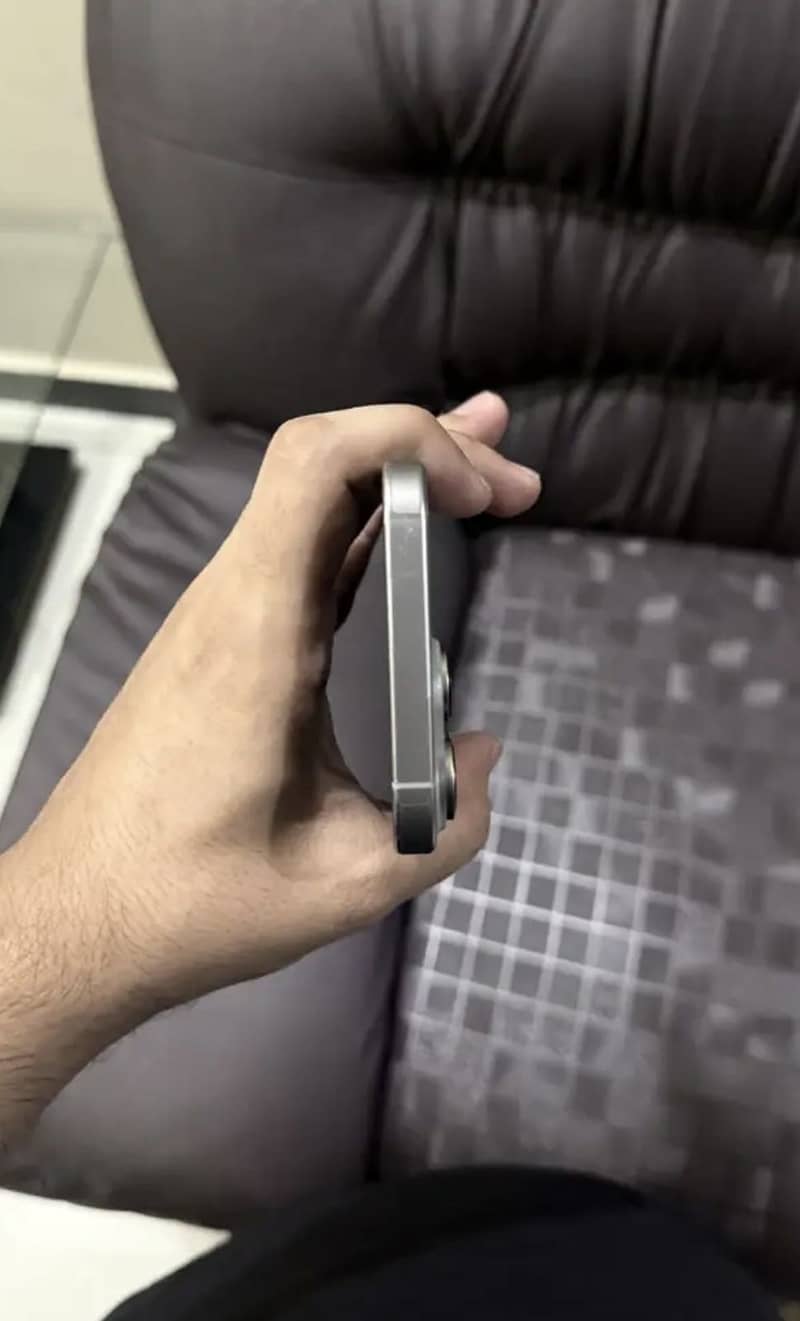 Apple iPhone 16 Pro Max 4