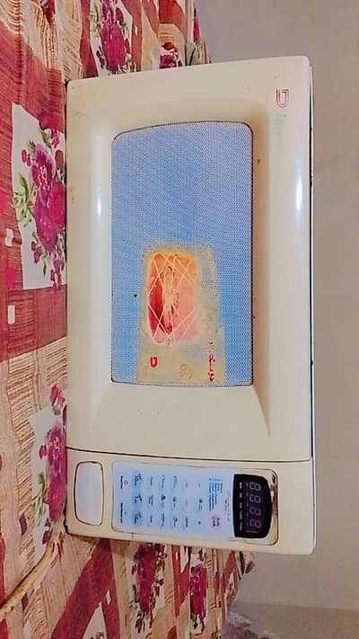 Dawlance microwave in good condition all working