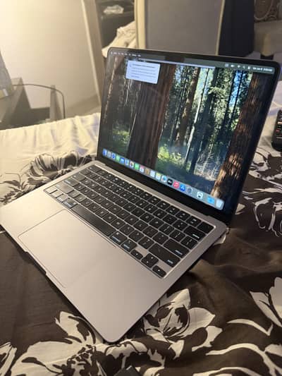 MacBook Air (M2, 2022) 16GB RAM 256GB SSD - Excellent Condition