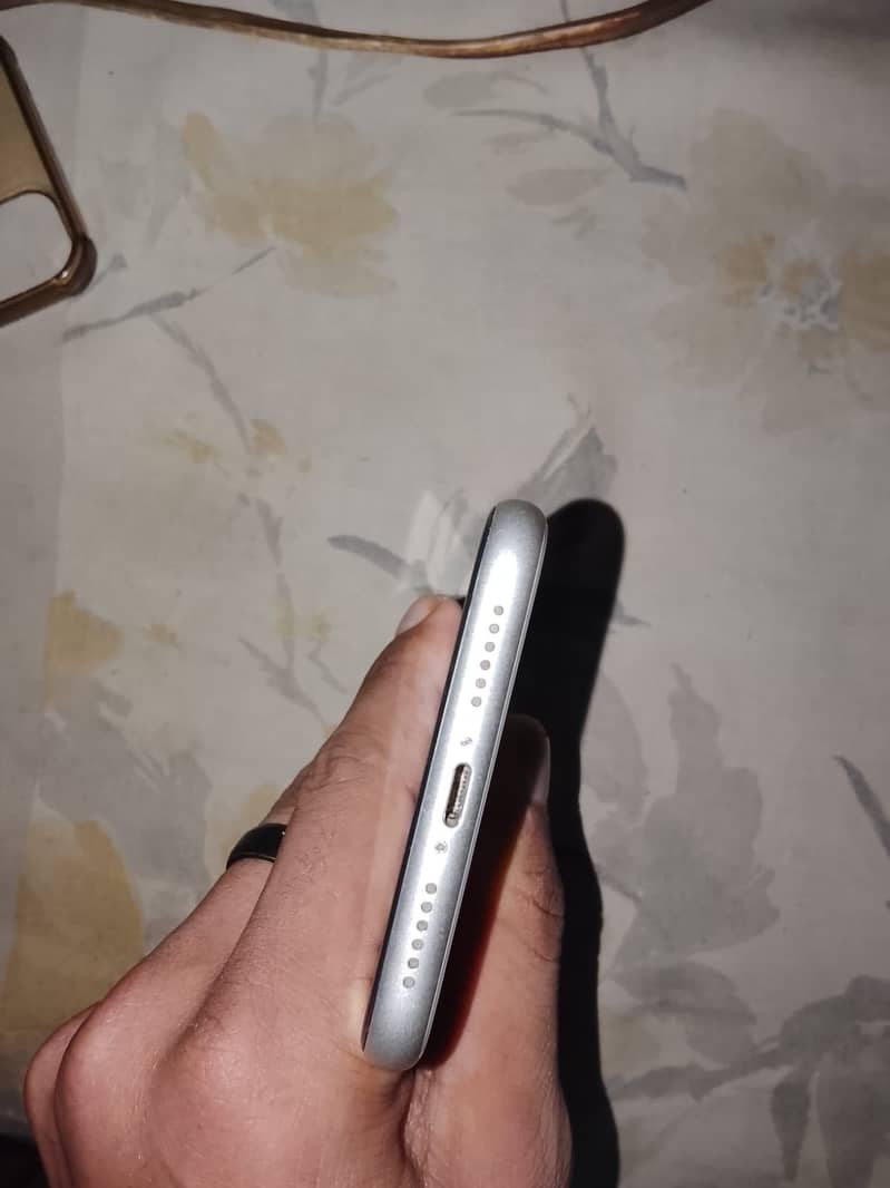 Apple iPhone 11 4