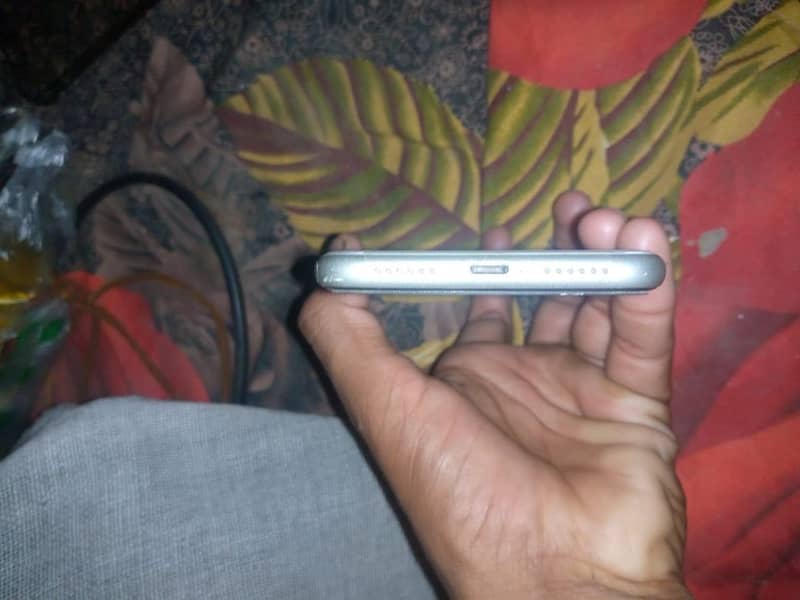 Apple iPhone 11 4