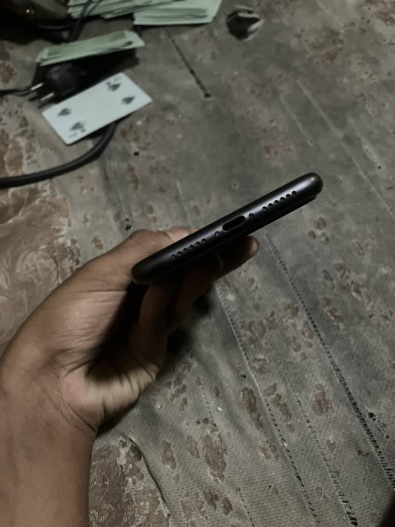 Apple iPhone 11 3