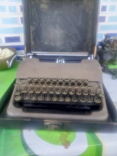 An antique typewriter