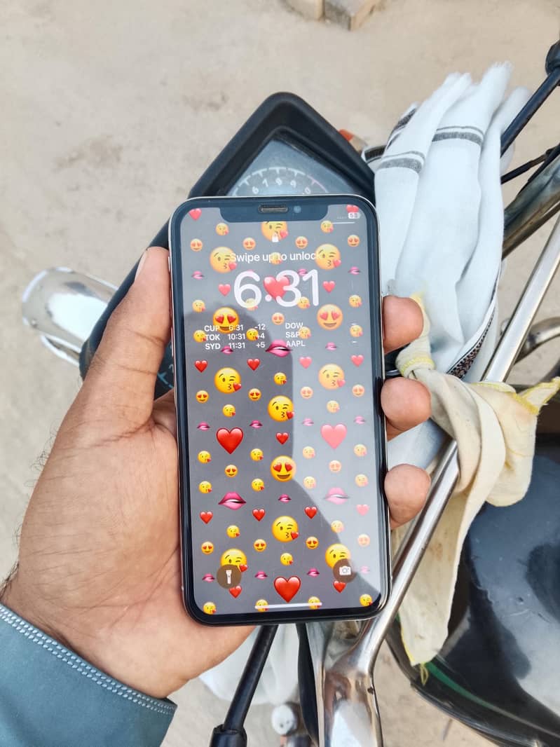 Apple iPhone X 4
