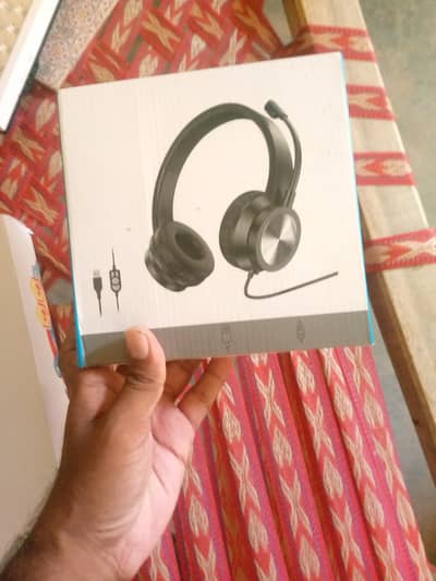 Computer, graphic tablet, headphone
