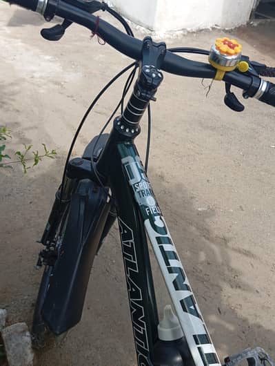 2 disc brakes, back 7 gears, front 3 gears, shockobsers sports cycle