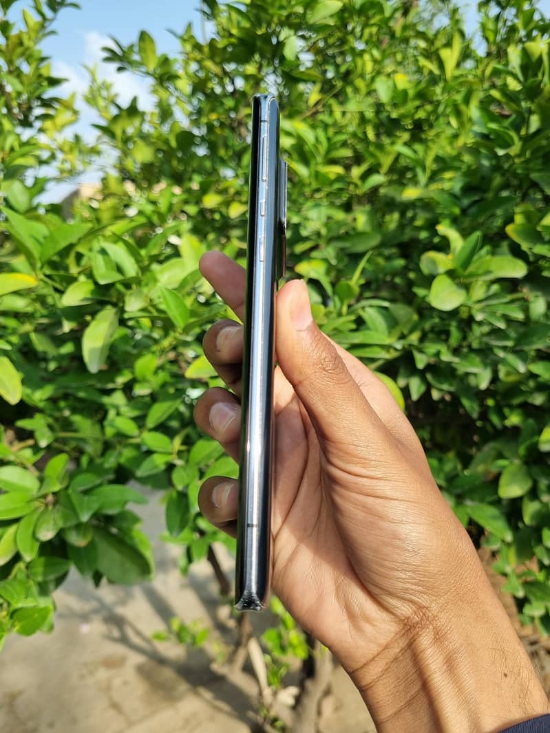 Sharp Aquos R6 2