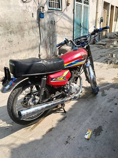 red color 2019 modal 125