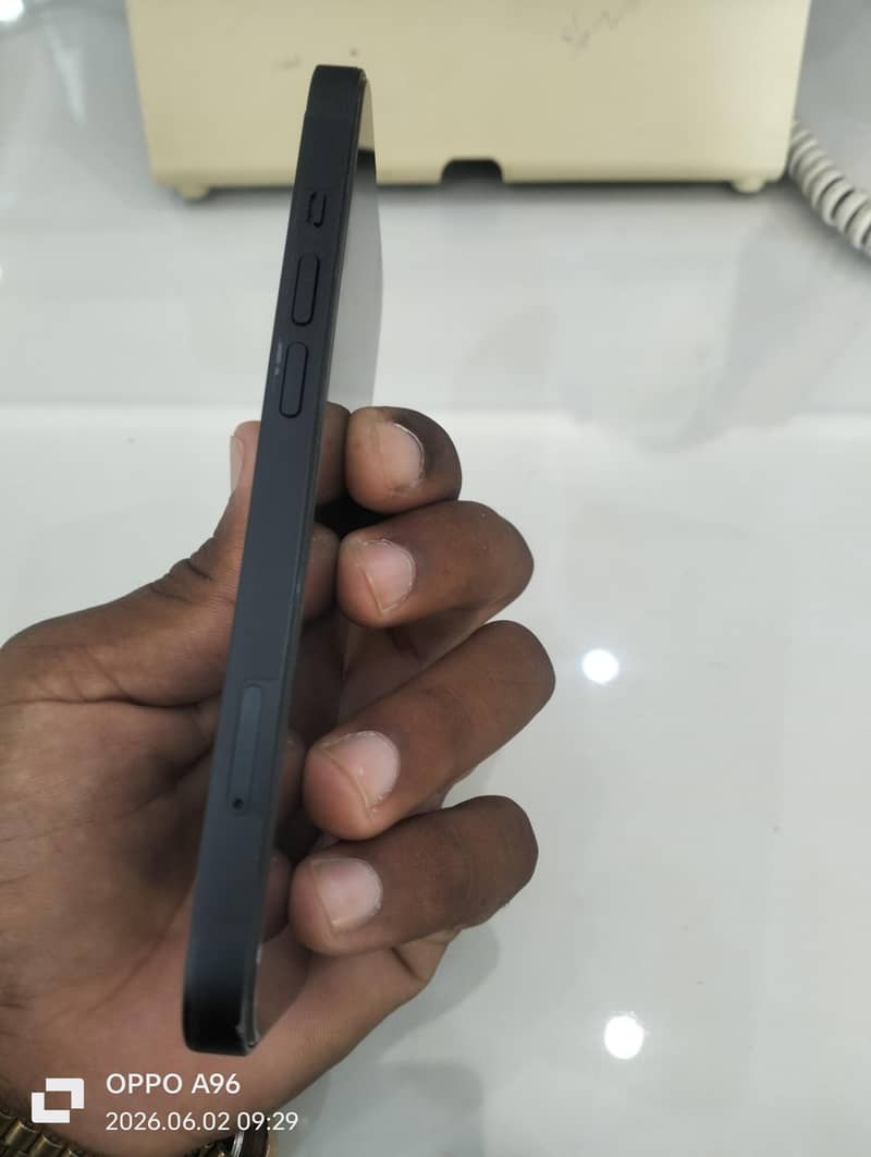 Apple iPhone 12 4