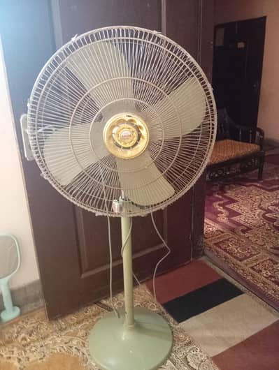 padestal fan in good condition