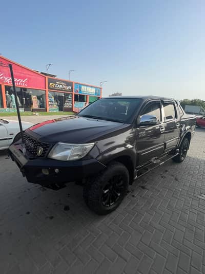 Toyota Hilux Vigo Champ G 2012 | 2.5D Diesel Automatic | 110,000 KM |