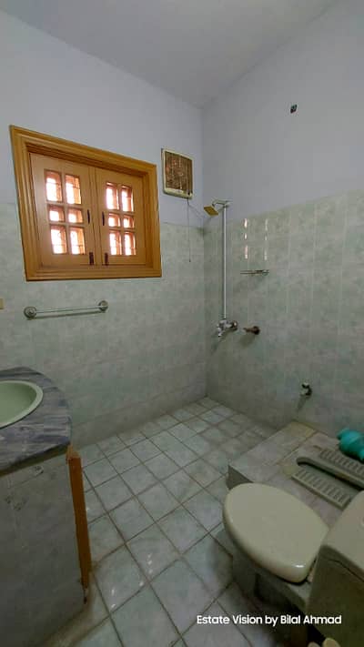 0321 86 10 688 Main canal society ma 22 Marla complet e separate upper portion available for rent with 3bedroom attached bat car garage tv lounge sahan roof top