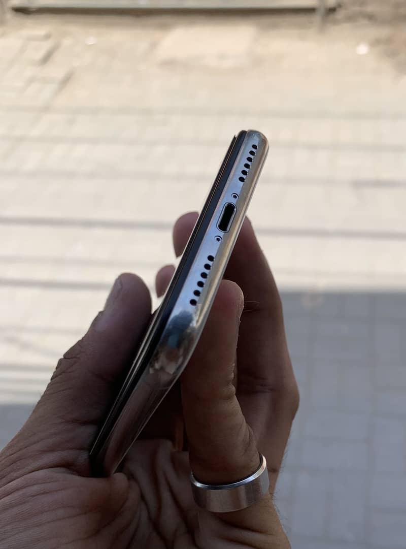 Apple iPhone X 4