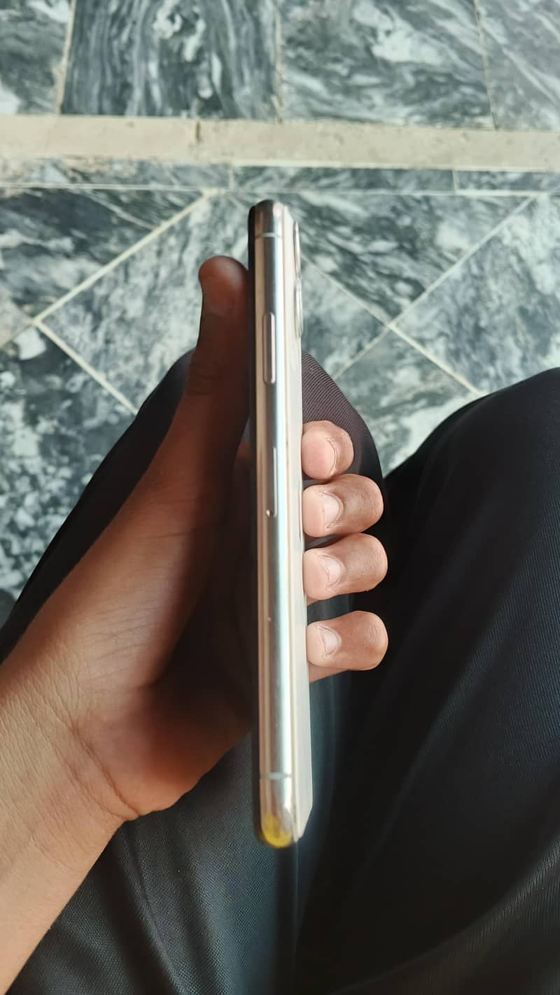 Apple iPhone X 4