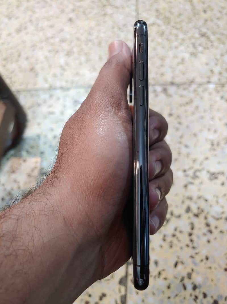 Apple iPhone X 4