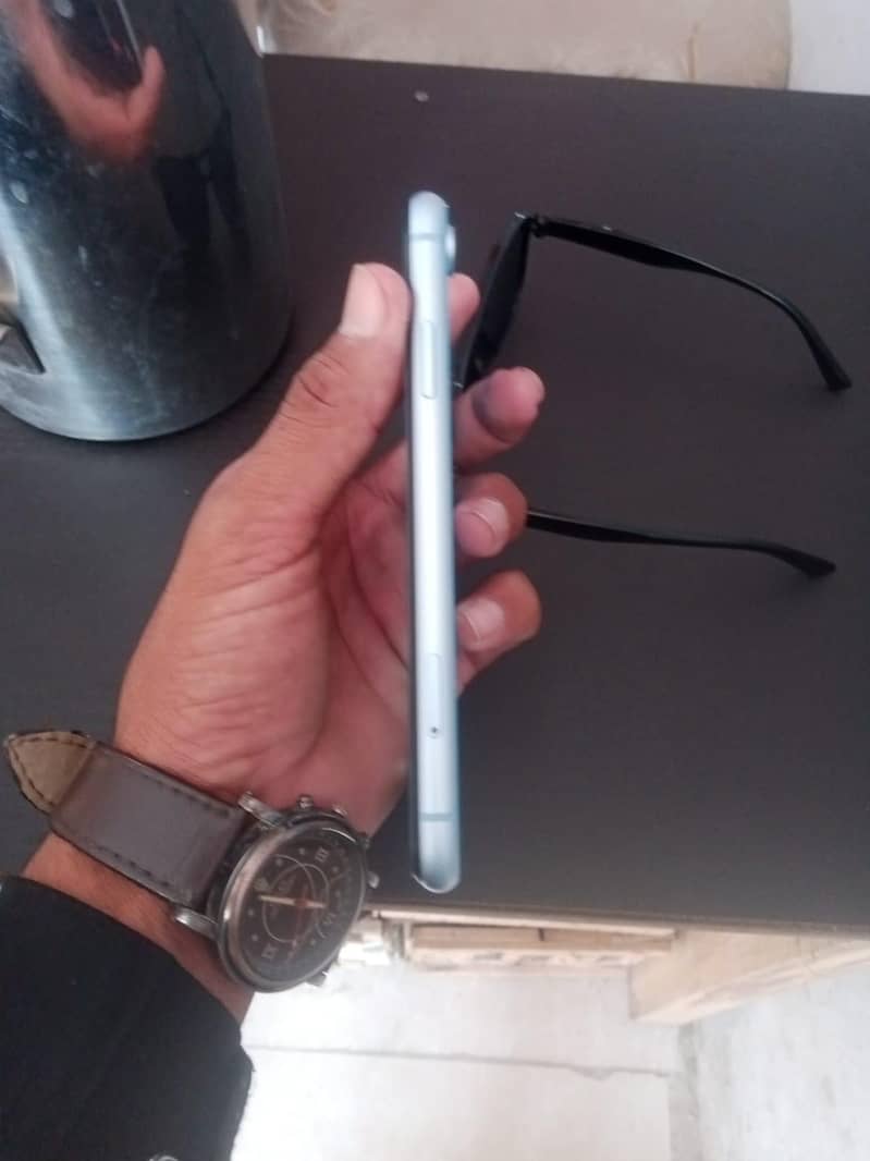 IPhone Xr 4