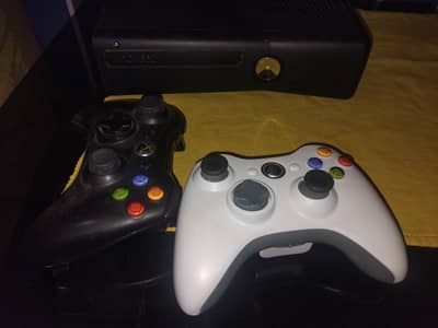 xbox 360 slim with two wireless original controllers