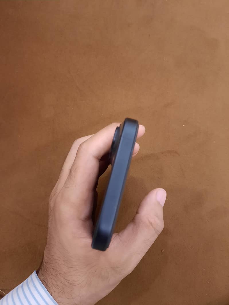 Apple iPhone 16 5