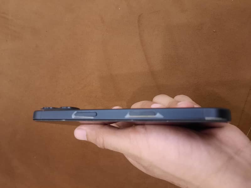 Apple iPhone 16 8
