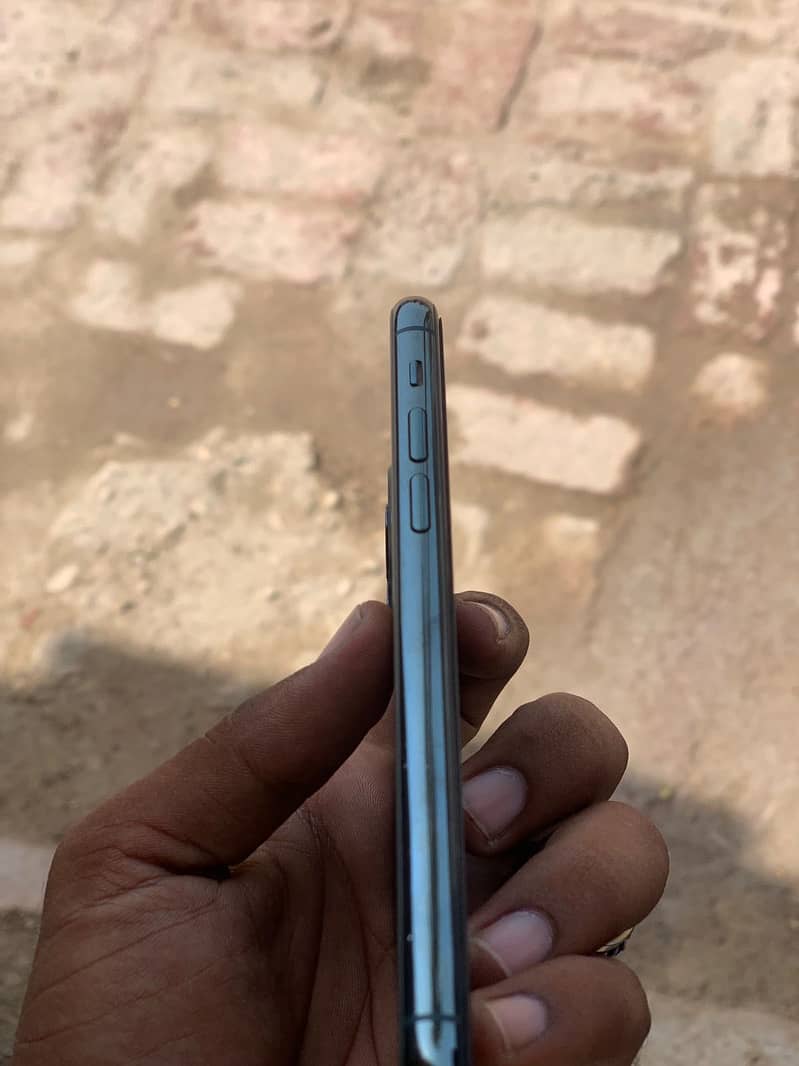 Apple iPhone 11 Pro 4