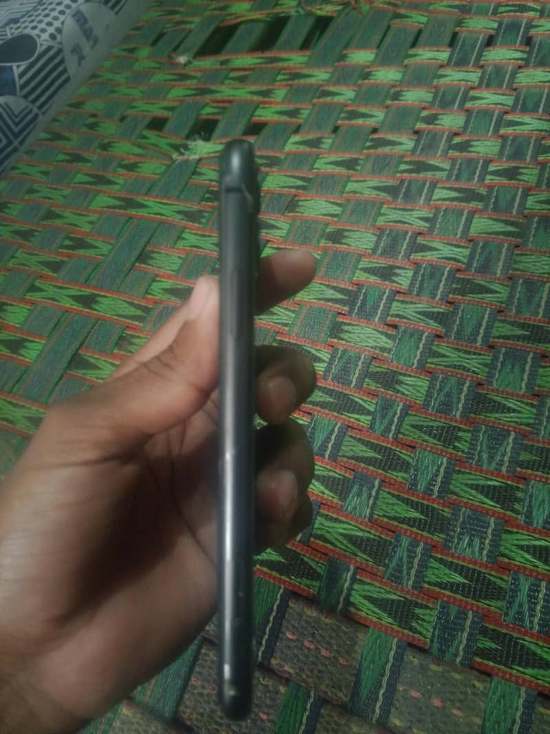 Apple iPhone 11 4