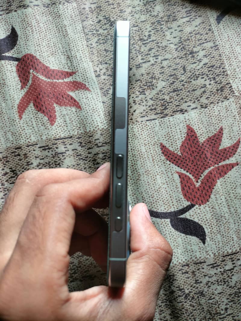 Apple iPhone 15 Pro 4