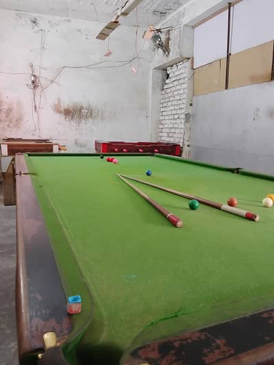 snooker table with 6red balls and all balls