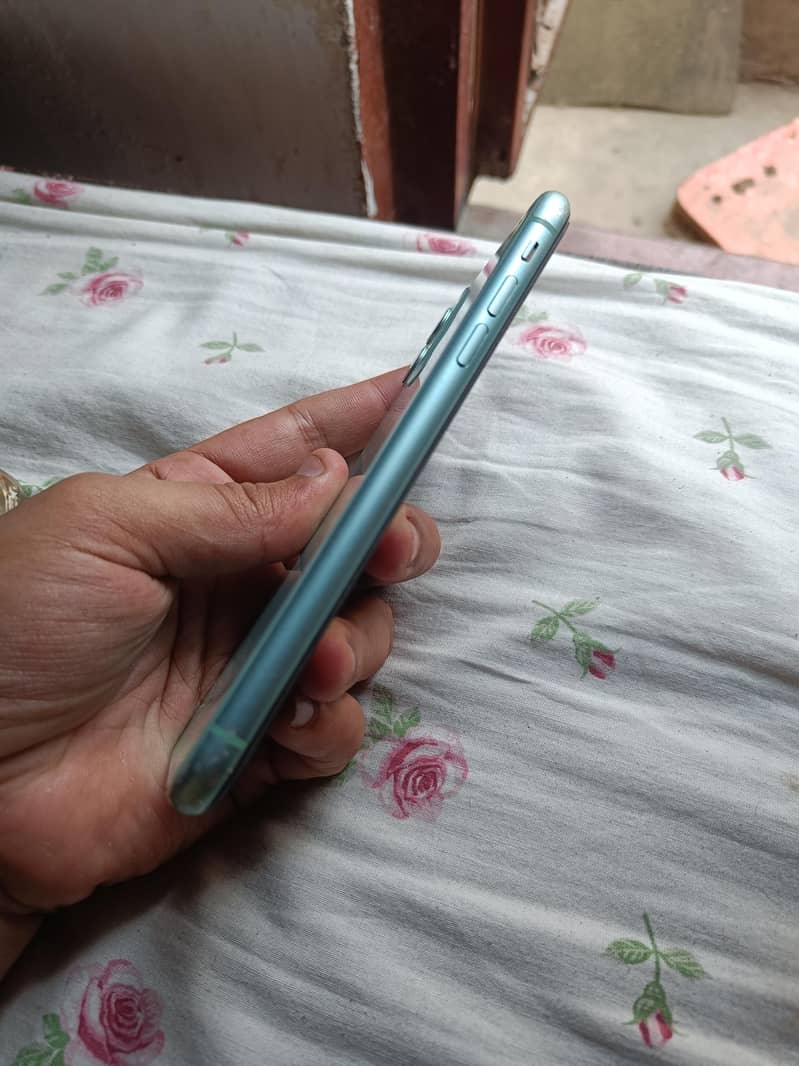 Apple iPhone 11 3