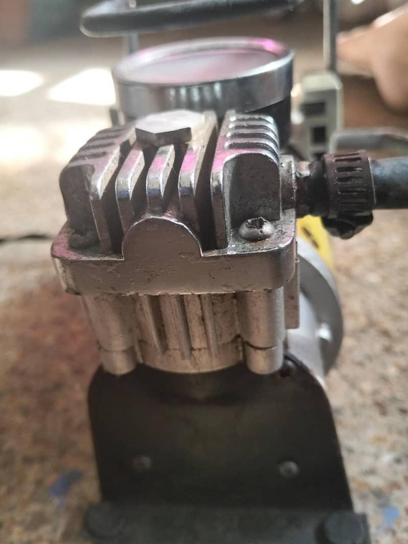 Tyre pressure compressor  1